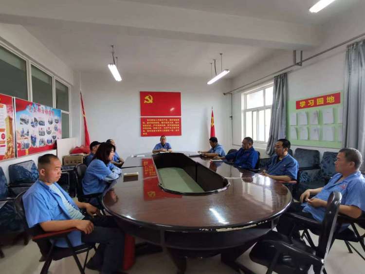 運(yùn)輸采供黨支部召開(kāi)黨員大會(huì)，組織主題教育集中學(xué)習(xí)。